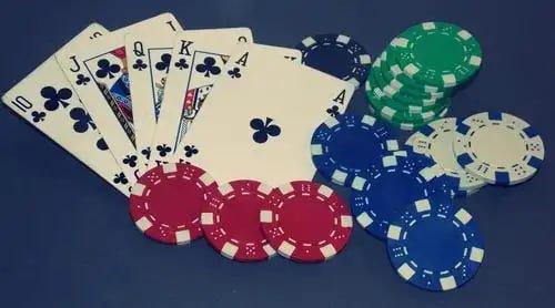 Dealer live casino profesional melayani permainan interaktif di platform kdslot yang mudah digunakan