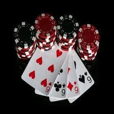 Pengguna menikmati live casino di perangkat mobile dengan tampilan game interaktif